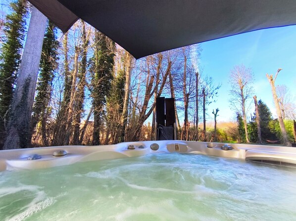 Outdoor spa tub - Secret travel lodge, Au Calme Absolu (Lindry)