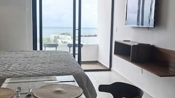 Escritorio, sistema de insonorización y wifi gratis