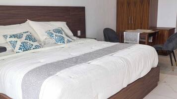 Escritorio, sistema de insonorización y wifi gratis