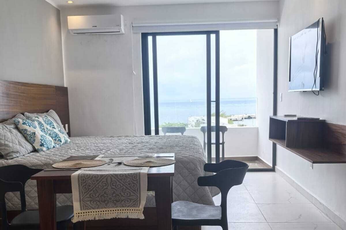 Desk, soundproofing, free WiFi