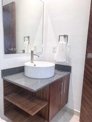 Ducha, toallas, jabón, shampoo