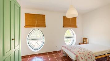 8 bedrooms, iron/ironing board, internet, bed sheets