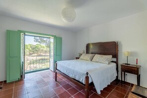 8 bedrooms, iron/ironing board, Internet, bed sheets