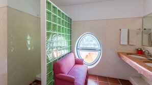 A bathroom with a tiled floor, a window, a sink, and a toilet. - 188 - Quinta da Sobreda (Benavente)