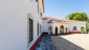 A building with a courtyard, arched doorways, and a tiled roof. - 188 - Quinta da Sobreda (Benavente)