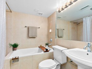 ヘアドライヤー、タオル、石鹸、トイレットペーパー