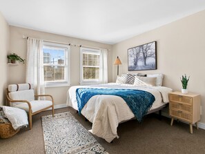 Tabla de planchar con plancha, wifi y ropa de cama