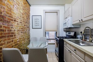 Fridge, microwave, oven, stovetop - Live Upper West Side Manhattan on a Budget (New York)