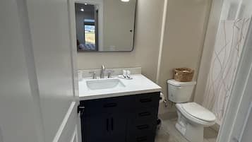 Douche, serviettes fournies, savon, shampoing