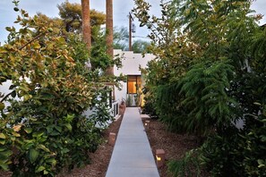 Property grounds - Kaibab Casita Outdoor Shower+ Tub+ 150lb Tortoise (Phoenix)