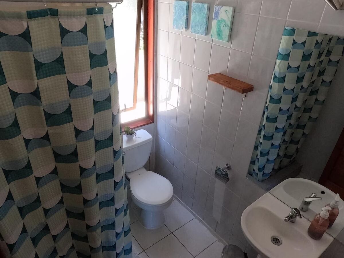 Douche, sèche-cheveux, serviettes fournies, savon