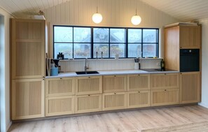 Fridge, oven, stovetop, dishwasher - Amazing home in Mesinge with WiFi (Mesinge)