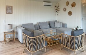 Smart TV - Amazing home in Mesinge with WiFi (Mesinge)