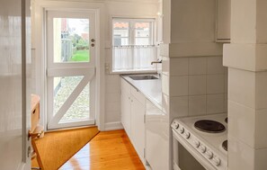 Fridge, stovetop, coffee/tea maker, cookware/dishes/utensils - Nice home in Bogense with WiFi (Bogense)