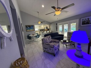 Living area -  Bright Beach House with a Pool /Near the beaches (Sarasota)