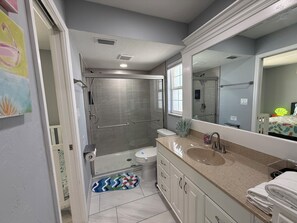 Shower, hair dryer, towels, soap -  Bright Beach House with a Pool /Near the beaches (Sarasota)