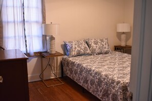 Strykejern/-brett, internettilgang og sengetøy