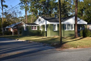 Exterior - Cottage on Euclid Adorable 2-bedroom cottage with AC in pleasant Waycross (Waycross)