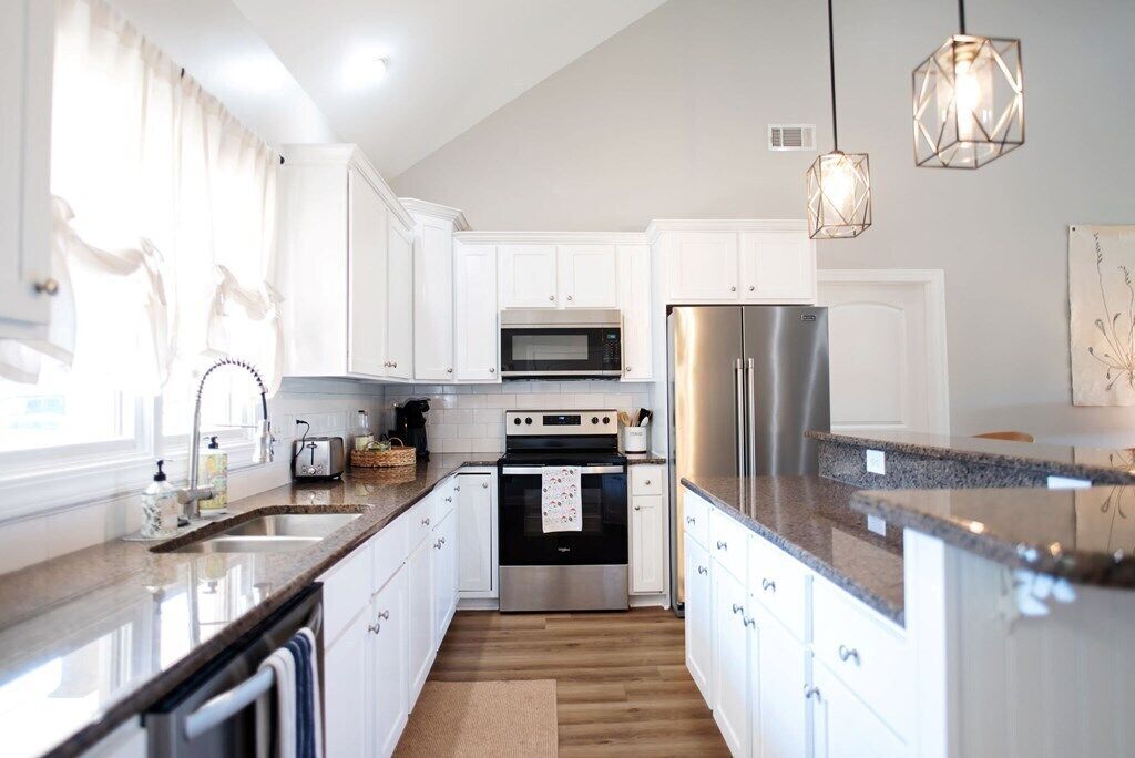 Mikrovågsugn, ugn, spishäll och diskmaskin