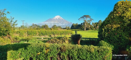 Mount Taranaki Basecamp: 4BR Farmhouse + Games Room