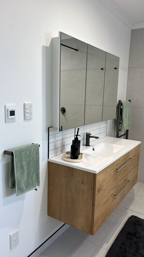 Bathroom - Mount Taranaki Basecamp: 4BR Farmhouse + Games Room (Mahoe)