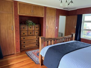 Room - Mount Taranaki Basecamp: 4BR Farmhouse + Games Room (Mahoe)