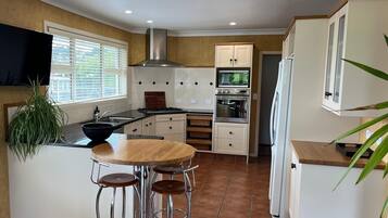 Geladeira, micro-ondas, fogão, cooktop