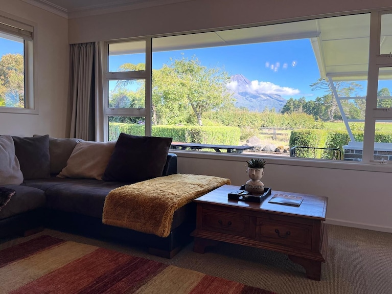 Mount Taranaki Basecamp: 4br Farmhouse + Games Room - New Zealand