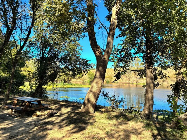 المنطقة المحيطة بالمنشأة