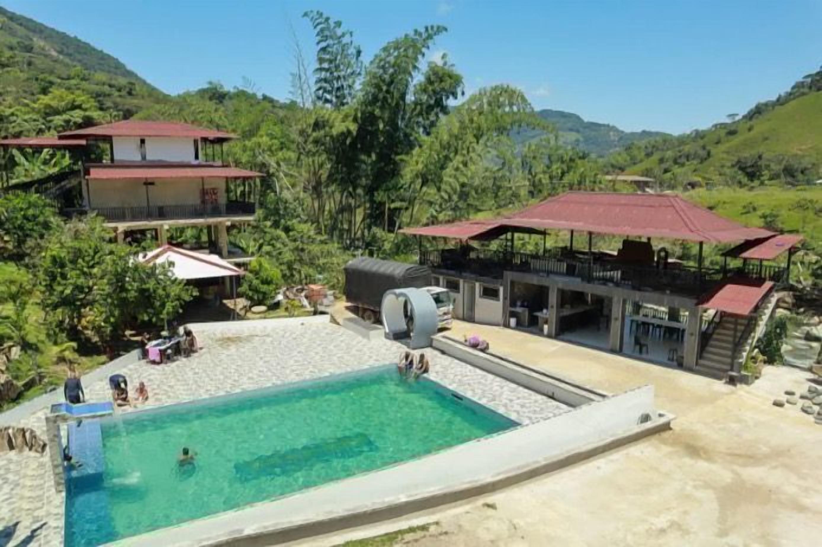 Una piscina al aire libre