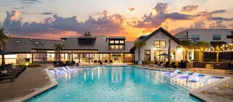 Stylish Corner Retreat Near Shops Dining and Only 30 Minutes to Charleston