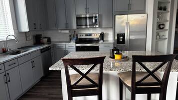 Four à micro-ondes, un four, surface de cuisson, lave-vaisselle