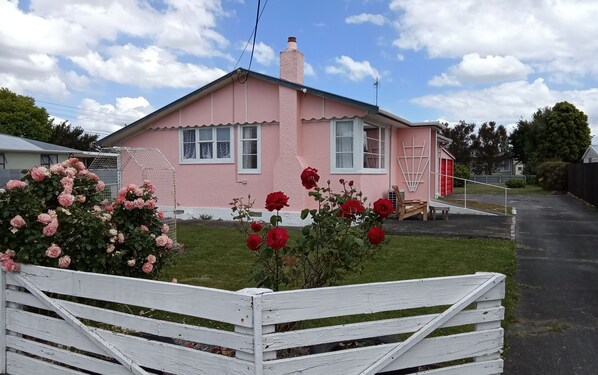 Exterior - Perfect 2-bedroom bed & breakfast in fabulous Masterton location (Masterton)