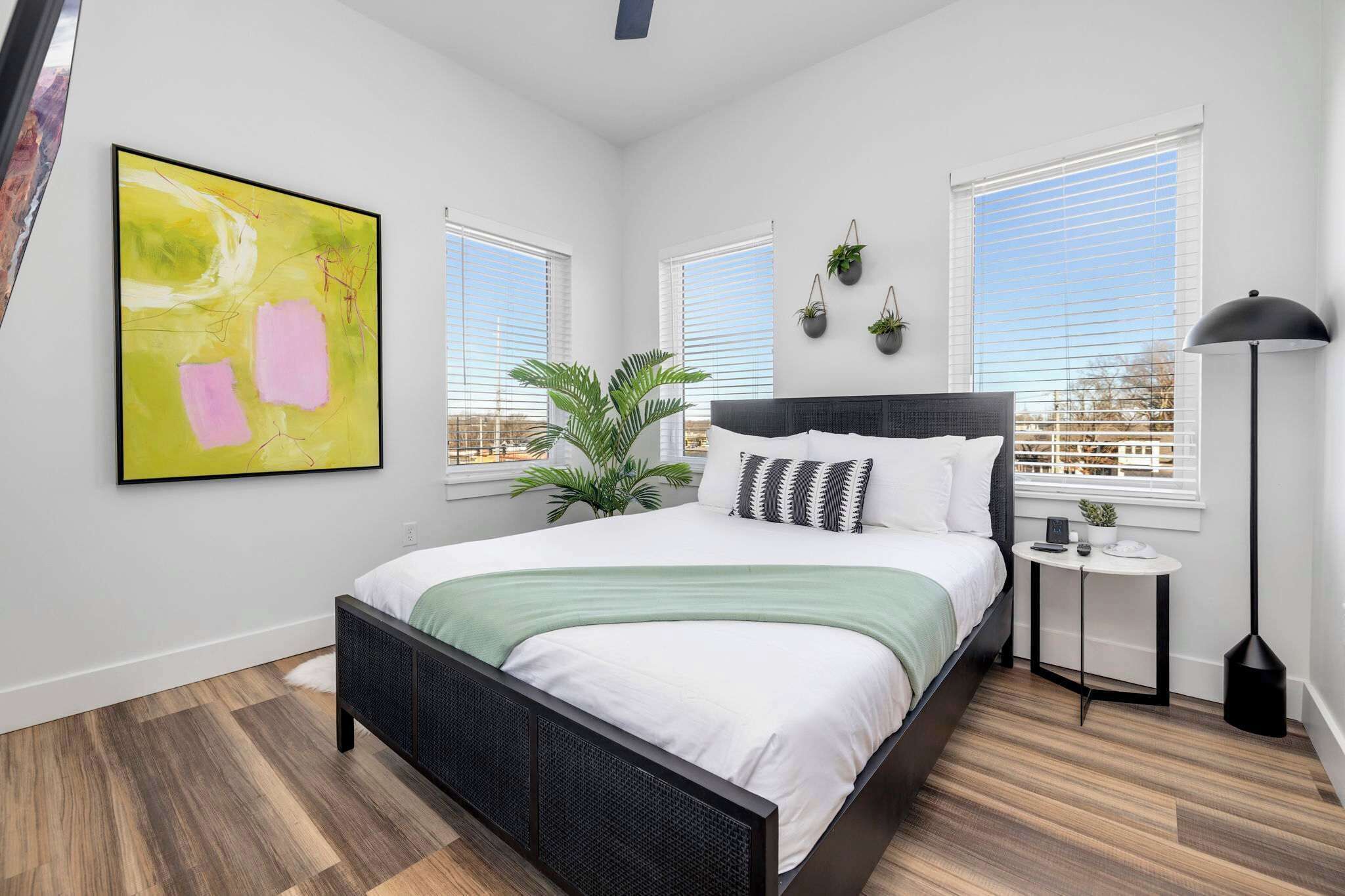 Skrivebord, strykejern/-brett, wi-fi og sengetøy