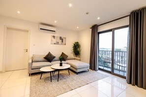 Living area - The Haven-Loxwood Luxury 2-Bed with Rooftop Pool (Accra)