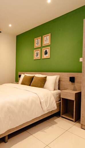 Iron/ironing board, WiFi, bed sheets - The Haven-Loxwood Luxury 2-Bed with Rooftop Pool (Accra)