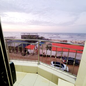 Property grounds - OCEAN VIEW ROOM IN ARTSY BEACH APARTMENT IN YOFF BCEAO, Dakar Senegal (Dakar)