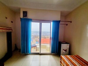 Interior - OCEAN VIEW ROOM IN ARTSY BEACH APARTMENT IN YOFF BCEAO, Dakar Senegal (Dakar)