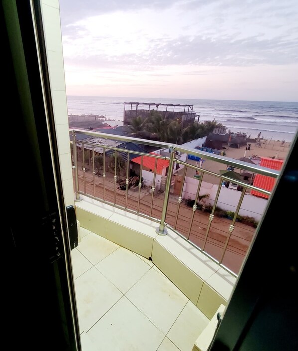 Property grounds - OCEAN VIEW ROOM IN ARTSY BEACH APARTMENT IN YOFF BCEAO, Dakar Senegal (Dakar)