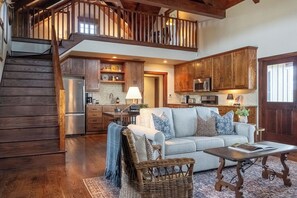 Smart TV, fireplace, books - Luxe Lodge + Sunset Views + Close to Town (Fredericksburg)
