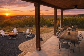 Outdoor dining - Luxe Lodge + Sunset Views + Close to Town (Fredericksburg)