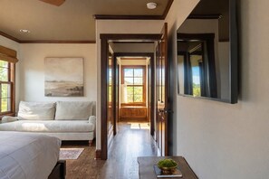 2 bedrooms, desk, free WiFi, bed sheets - Luxe Lodge + Sunset Views + Close to Town (Fredericksburg)
