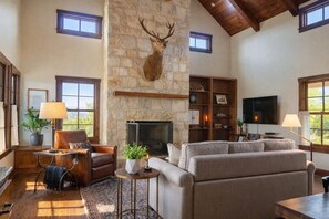 Smart TV, fireplace, books - Luxe Lodge + Sunset Views + Close to Town (Fredericksburg)