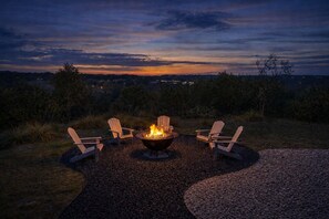 Property grounds - Luxe Lodge + Sunset Views + Close to Town (Fredericksburg)