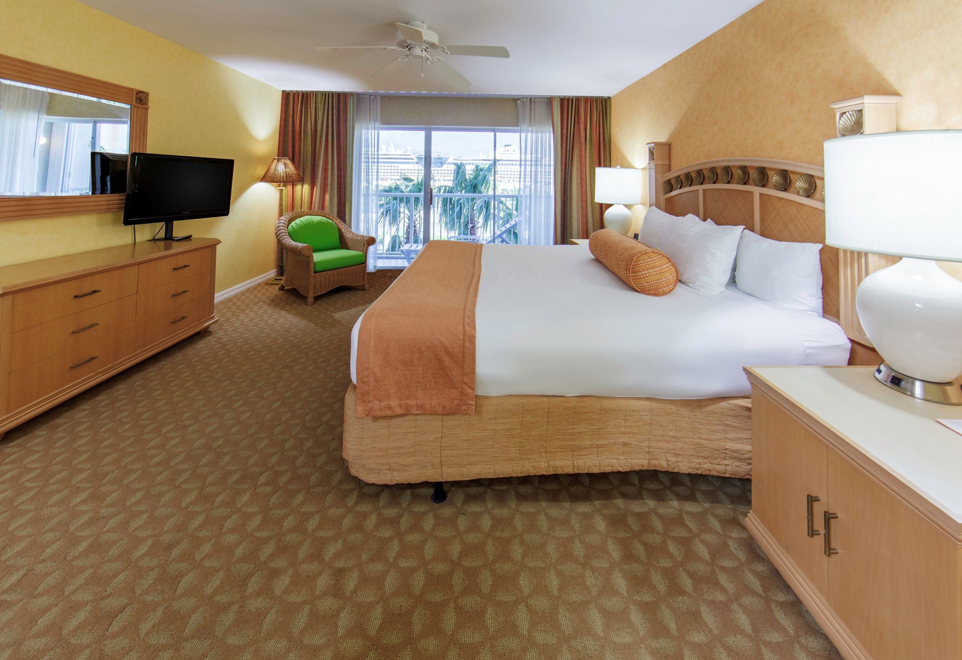 Een kluis op de kamer, een strijkplank/strijkijzer, gratis wifi