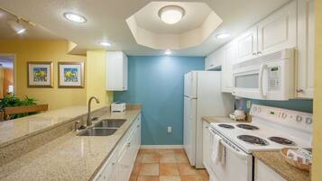 Een koelkast, een magnetron, een oven, een kookplaat