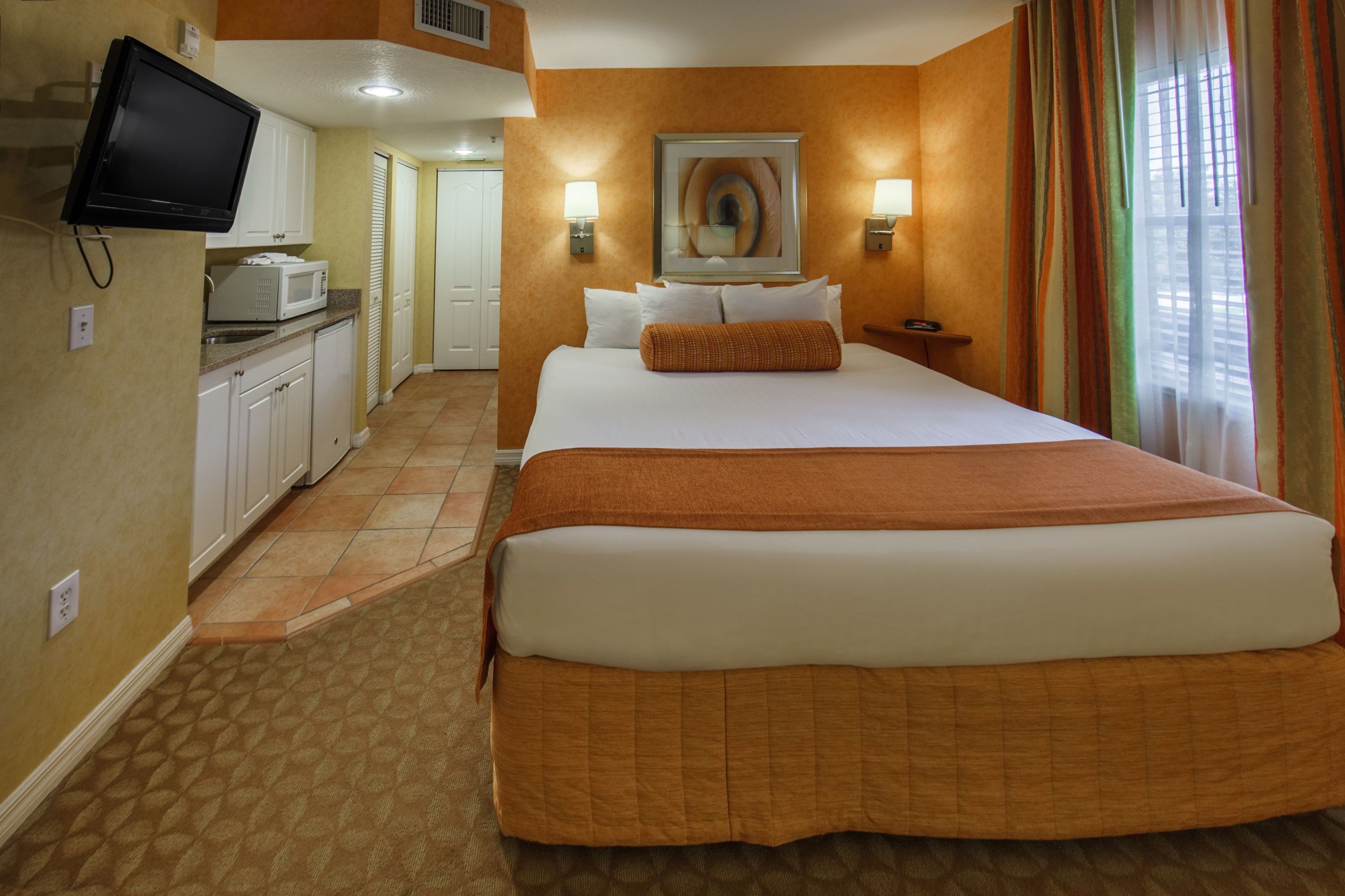 Caja de seguridad en la habitación y tabla de planchar con plancha 