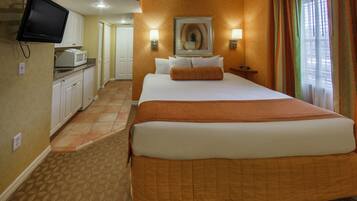 Caja de seguridad en la habitación y tabla de planchar con plancha