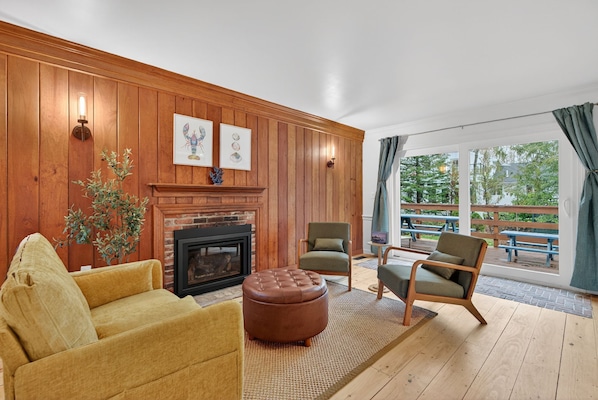 Älytelevisio, takka, pöytäjalkapallopöytä, pöytätennispöytä