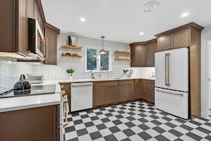 Jääkaappi, mikroaaltouuni, uuni, liesi